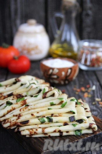 Очень вкусные, аппетитные, тонкие блины, приготовленные из варёной картошки, подать к столу в тёплом виде со сметаной или растопленным сливочным маслом. Эти нежнейшие блинчики понравятся и деткам, и взрослым, попробуйте!