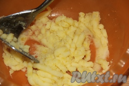 Очищенную картошку отварить в течение 20-25 минут (до готовности), выложить в миску и размять толкушкой. Для приготовления блинчиков потребуется 200 грамм варёной картошки.