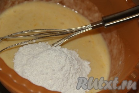 Добавить муку и соль.