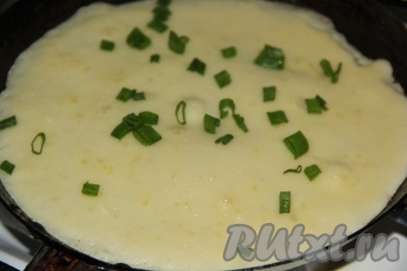 Посыпать блин нарезанным зелёным луком (или другой зеленью). Жарить картофельный блинчик на среднем огне до золотистого цвета с одной стороны.