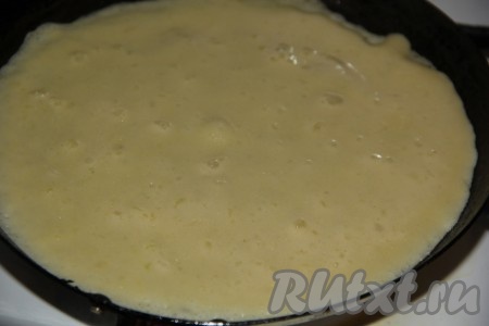 Тесто для приготовления тонких картофельных блинчиков получится не густым и однородным. Сковороду хорошо разогреть. Перед жаркой первого блина сковороду смазать кусочком сала (или растительным маслом). Влить часть теста в сковороду и равномерно его распределить.