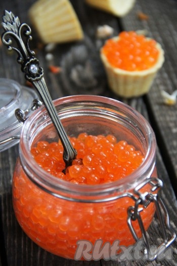 Вот так просто можно очистить и засолить икру горбуши. Икра получилась красивой, нежной и очень вкусной. А на бутербродах с маслом, просто пальчики оближешь!
