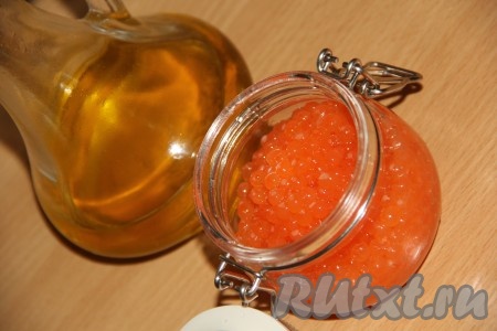 Переложить икру из горбуши в баночку с крышкой, добавить масло, перемешать. Вот и всё, можно подавать икру к столу.
