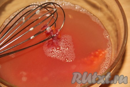 Теперь берём обычный венчик и начинаем помешивать икру. Икринки начнут отсоединяться от плёнки.
