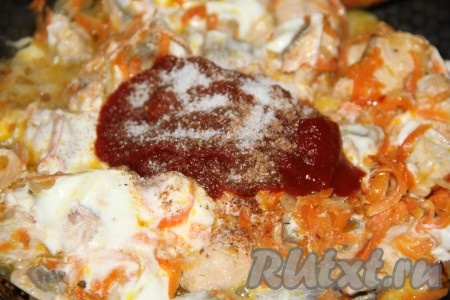 Добавить томатную пасту, соль и специи (я добавила щепотку приправы для рыбы).
