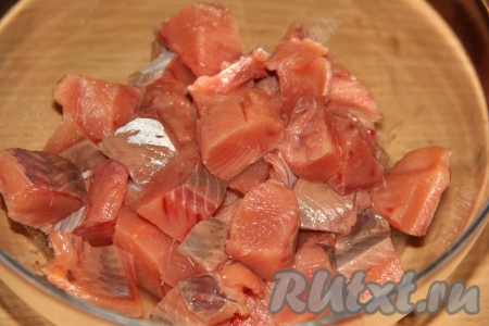 Рыбу разделать на филе, удаляя все косточки. Для этого блюда понадобится 450 грамм рыбного филе, которое нужно нарезать на кусочки размером, примерно, 2x2 см.
