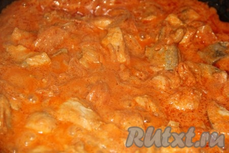 Перемешать рыбу со сметаной и томатной пастой. Готовить гуляш под крышкой на медленном огне в течение 10 минут, не забывая иногда перемешивать.&nbsp;
