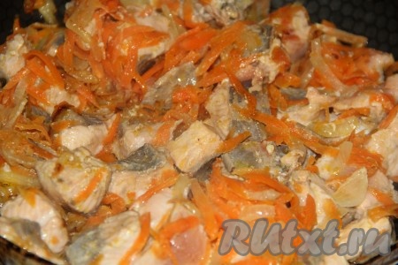 Обжарить кусочки рыбы с овощами на среднем огне в течение 10 минут, помешивая время от времени.
