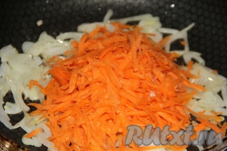 Обжарить лук, периодически помешивая, в течение 3 минут на среднем огне, затем добавить очищенную и натёртую на крупной тёрке морковь и обжарить овощи, иногда перемешивая, минут 5.
