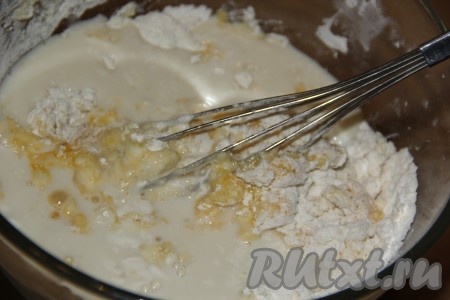 Добавить молоко и яйца. Перемешать венчиком до однородного состояния. Добавить растительное масло и ещё раз перемешать. Блинное тесто получится не густым.
