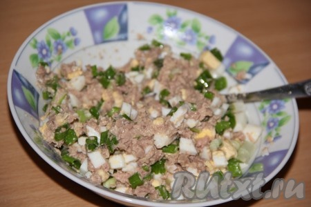 Соединить печень трески, яйца и зелёный лук, перемешать и начинка для блинчиков готова. Я не солила начинку, но, по желанию, можно слегка подсолить.
