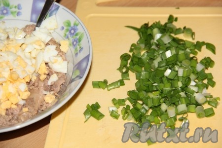 Лук вымыть и мелко нарезать.
