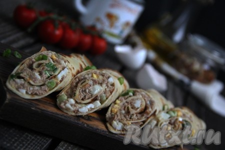 Нарезать блинчики на рулетики или разрезать на две части и подать к столу. Нежные и очень вкусные блины с начинкой из печени трески станут прекрасной закуской для повседневного и праздничного стола. 