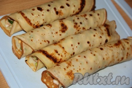 Завернуть блин в плотный рулет. Из указанного количества ингредиентов для начинки у меня получилось 4 блина диаметром 24 см с начинкой из печени трески и варёных яиц. 
