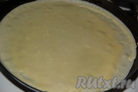 Выпекать блины с двух сторон на разогретой сковороде на среднем огне до золотистого цвета. В состав теста входит растительное масло, поэтому сковороду я не смазывала дополнительно маслом.
