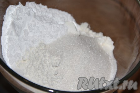 Для приготовления теста соединить муку, соль, сахар и крахмал.
