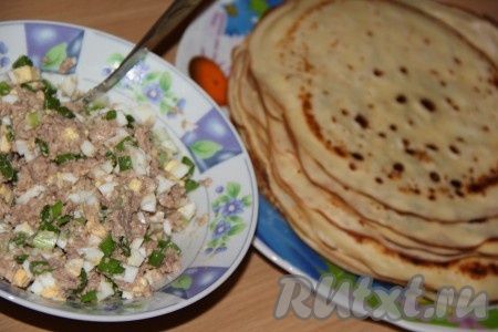 Блинчики получаются тонкими, эластичными, их нужно слегка остудить.
