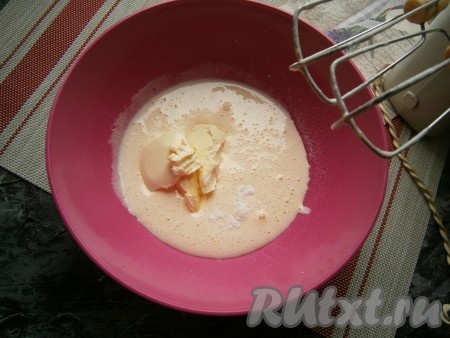 Далее добавить ванилин и предварительно размягчённое до комнатной температуры сливочное масло.
