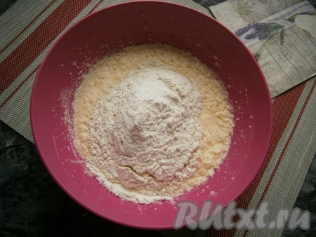 Всыпать частями муку, просеянную с разрыхлителем, замешивая ложкой тесто.
