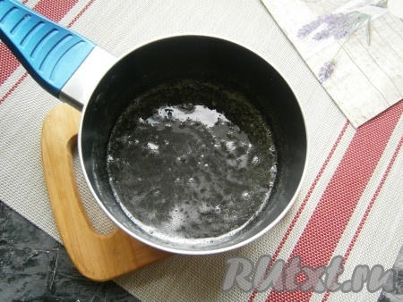 Довести содержимое ковшика до кипения и варить сироп на медленном огне около 3-4 минут.
