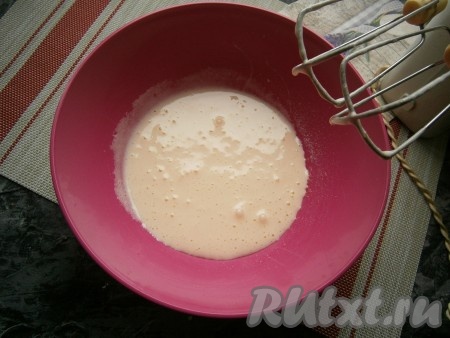 Взбить миксером до светлой, достаточно пышной и плотной массы (взбивать минут 5-6).
