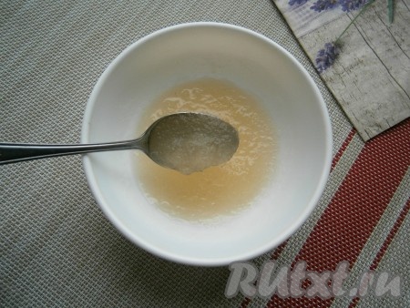 Для приготовления прослойки замочить желатин в 30 мл холодной воды и оставить на 10-15 минут.
