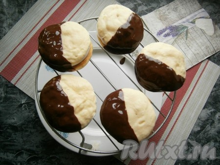 Дать глазури немного остыть и далее окунуть в неё половинки печений (как на фото) и разложить его на решётке. Когда глазурь перестанет стекать, отправить печенье снова в холодильник. Я решила покрыть только половину печенья шоколадной глазурью, вы же можете покрыть его глазурью полностью, ведь магазинное печенье "Чокопай" полностью покрыто шоколадом.
