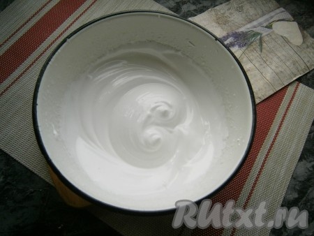 Как только поставите сироп на огонь, нужно набухший желатин прогреть на водяной бане (или на среднем огне, или другим способом, не доводя до кипения), непрерывно помешивая. Желатин должен полностью раствориться. Затем горячий желатин начать взбивать на низкой скорости миксера и, продолжая взбивать, тонкой струйкой вливать горячий сироп. Взбивать нужно около 5-6 минут - до появления характерных пиков. В итоге у вас должна получиться белоснежная густая масса, которая очень быстро застывает.
