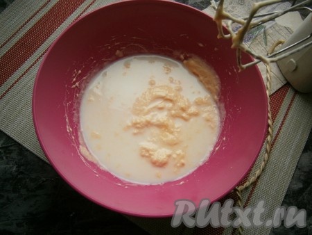 Получившуюся массу тоже взбить до однородности, затем влить молоко комнатной температуры, миксером смешать все ингредиенты.
