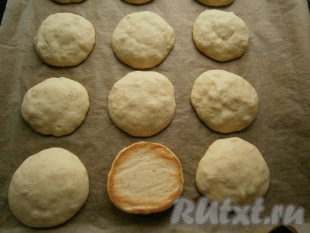 Выпекать печенье в разогретой духовке при температуре 170-180 градусов около 10-15 минут. Печенье не должно пересушиться, оно останется светлым.
