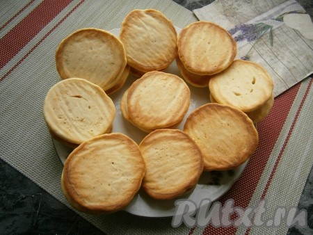 Дать печенью остыть и разложить его попарно, подбирая одинаковые по диаметру.
