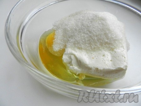 Творог растереть в однородную массу с яйцом и сахаром, всыпать крахмал, перемешать. 