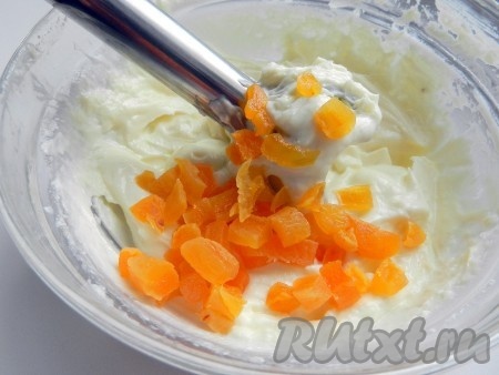 Промытую курагу нарезать. Добавить в творожное тесто, перемешать.