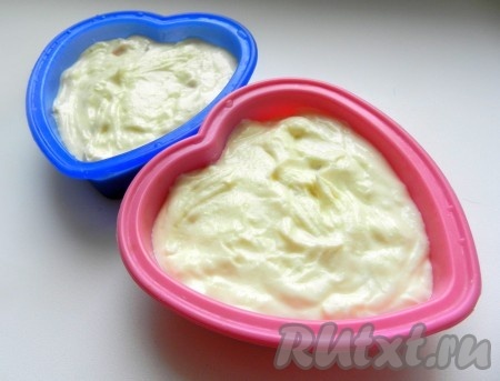 Готовое тесто для творожников выложить по формам для запекания.