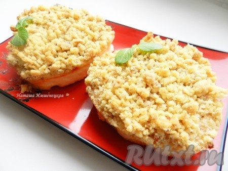 Печь творожники в разогретой до 180 градусов духовке в течение 30 минут. Вытащить из духовки, остудить, не вынимая из форм. Дать творожникам настояться, лучше оставить их на ночь в холодильнике. 
