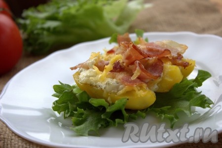 Очень вкусную, сытную картошку, запечённую с беконом и сыром в духовке, подавать в горячем виде со свежими овощами.
