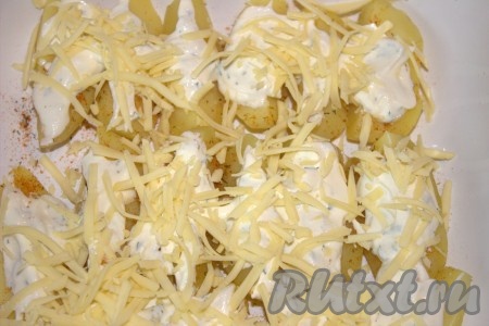 Посыпать картошку натёртым сыром.
