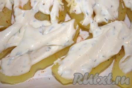 Смазать приготовленной майонезной смесью дольки картофеля.
