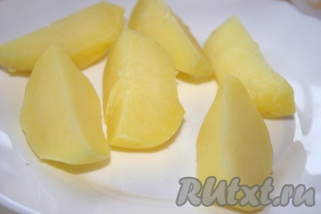 Остывший картофель нарезать дольками.
