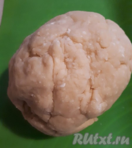 Тесто должно быть пластичным, но не твёрдым. Тесту дать отдохнуть 30 минут.
