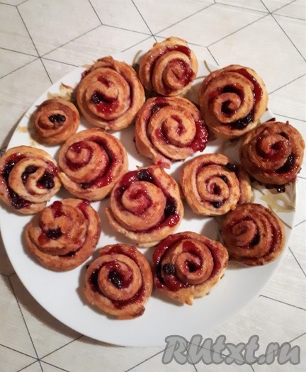 Готовое творожное печенье с джемом вынуть из духовки, остудить немного, затем выложить на блюдо.
