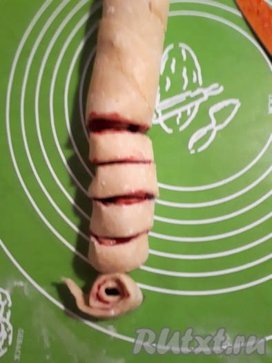 Нарезать рулет на кусочки шириной 2 см.