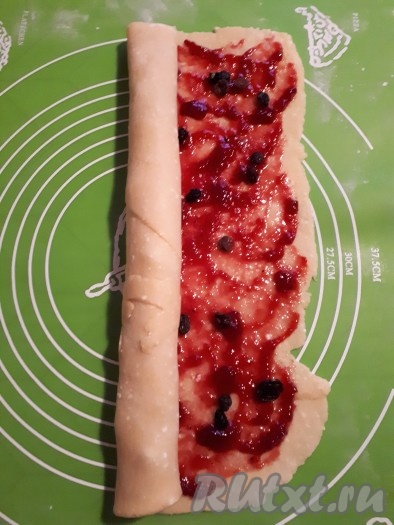 Свернуть рулетом вдоль более длинной стороны.