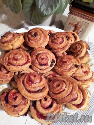 Нежное, вкусное и красивое творожное печенье с джемом "Улиточки" подаём с чаем или молоком.
