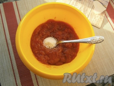 Острым ножом удалить все плёнки, а зёрна икры поместить в миску. Добавить соль, перемешать.
