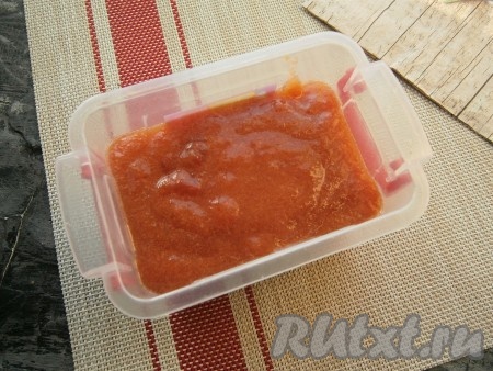 Переложить икру в пластиковый контейнер (или стеклянную баночку), накрыть крышкой и поместить в холодильник минимум на 12 часов.
