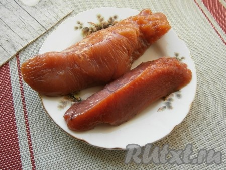 Икру трески разморозить и промыть.
