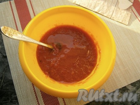 Далее влить растительное масло и ещё раз икру перемешать. Она должна получиться однородной, без комочков.
