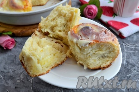 Невероятно вкусные, воздушные, нежные и ароматные булочки, приготовленные с творогом в сметанной заливке, подать к чаю. На фото булочки в разломе.