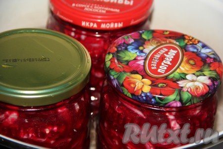 Поставить банки с салатом в большую кастрюлю (если опасаетесь, что баночки могут лопнуть в процессе стерилизации, предварительно застелите дно кастрюли тряпочкой, сложенной в 2-3 раза). Налить в кастрюлю тёплую воды, чтобы водичка была по плечики банок. Банки прикрыть крышками. Я крышки предварительно прокипятила в воде в течение 5 минут. Кастрюлю с банками с салатом поставить на средний огонь. Стерилизовать баночки с салатом минут 20 с момента закипания воды в кастрюле.
